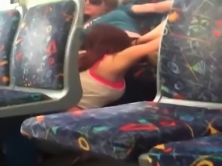 chico grava dos chicas chupandose la concha en el tren