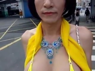 Mujer se graba sus lindos pechos en plena calle